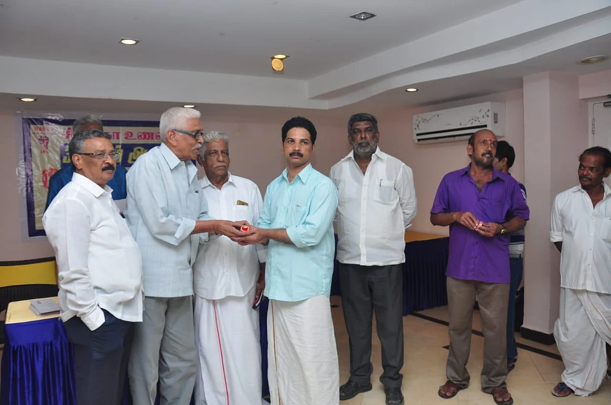 இப்படியும் ஒரு டீ கடை ஓனர் - 300 நாள் வேலை பார்த்தால் தங்க மோதிரம்!