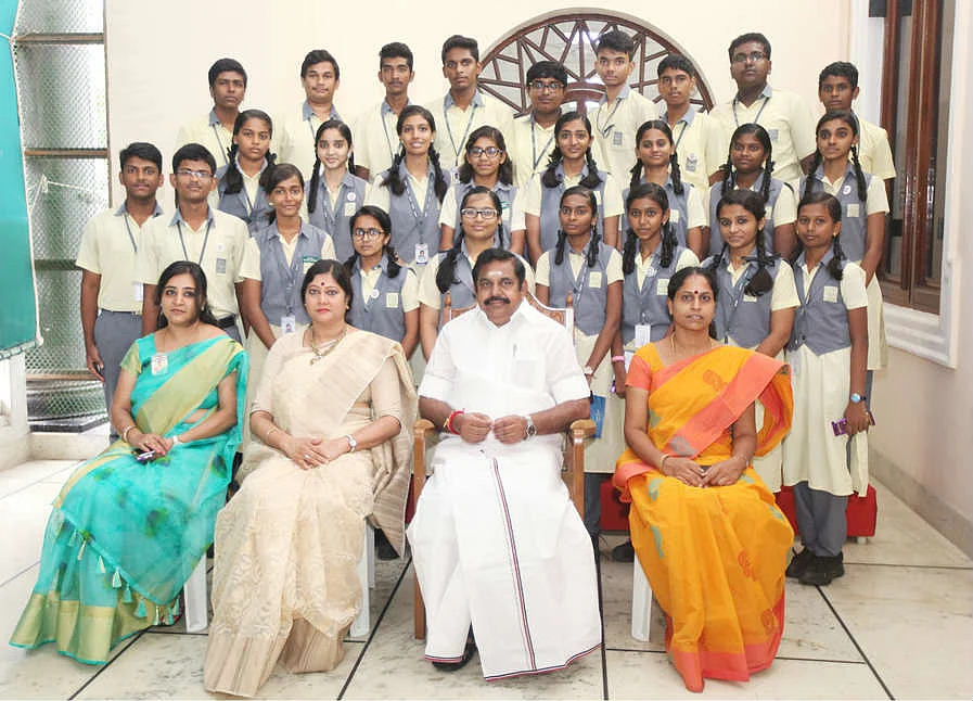 ஜெயலலிதா போல பள்ளிக் குழந்தைகளுக்கு 'Diary Milk' வழங்கிய எடப்பாடி..!