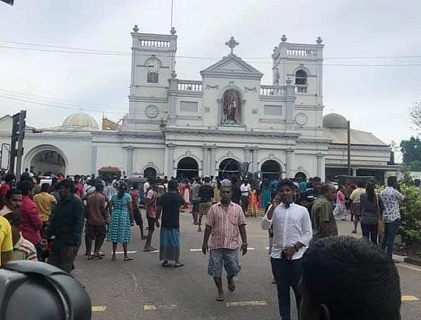 அடுத்தடுத்து வெடிக்கும் குண்டுகள்... அமைதியைத் தொலைத்த இலங்கை - ஊரடங்கு உத்தரவு அமல்!
