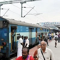 ரயில் கட்டண உயர்வு நாளை முதல் அமல்: கட்டணம் வசூலிக்க டிடிஆர் தயார்!