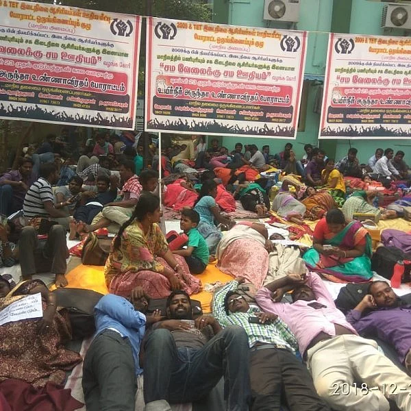 `எல்லாத்தையும் பொறுத்துக்கிட்டு போராடிக்கிட்டிருக்கோம்!' - ஆசிரியர்கள் வேதனை