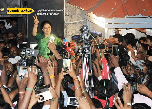 கடற்கரைச் சாலை... காவலில் எம்.எல்.ஏ-க்கள்!