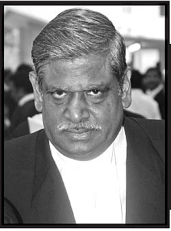 “ஆட்சியைப் பிடிக்க சசி குடும்பம் நடத்திய சதிகள்!”