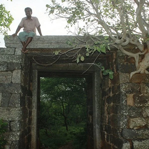 கடவூர் மலை கதவுக்கு இந்தப் பக்கம் திண்டுக்கல்; அந்தப் பக்கம் கரூர்! - செம த்ரில் ஸ்பாட்#MyVikatan