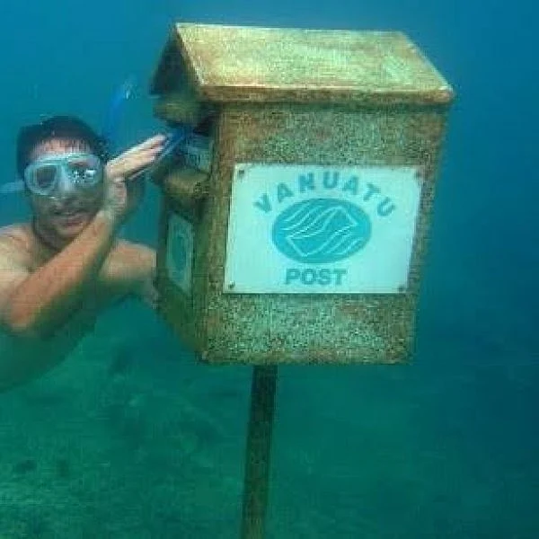 இங்கேயெல்லாம் கடலுக்கு அடியில லெட்டர் போஸ்ட் பண்ணலாம்! #PostBoxUnderWater
