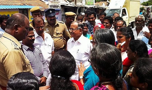 டாஸ்மாக் கடைக்கு பூட்டு போட முயன்ற பெண்கள்!