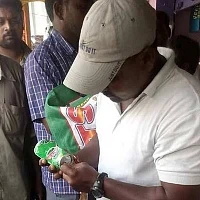 லிம்கா குடிக்க ஆசைப்பட்ட நல்லபாம்புக்கு நேர்ந்த கதி!