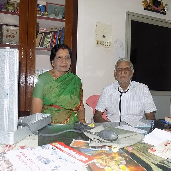 `அவங்களை விட்டுட்டுப்போக மனசு கேக்கல!' - 85 வயதிலும் மக்கள் தொண்டாற்றும் 5 ரூபாய் டாக்டர்
