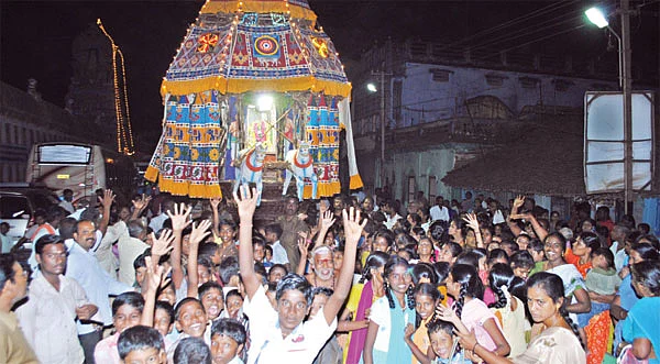 ''கேர்ள்ஸ் காலை மிதிக்கிறாங்க சார்!''