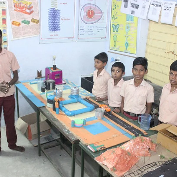 `கரூரையே தாண்டியதில்லை; இப்போ வெளிநாட்டுக்குப் போறேன்!’ - கண்கலங்கும் அரசுப் பள்ளி மாணவன்