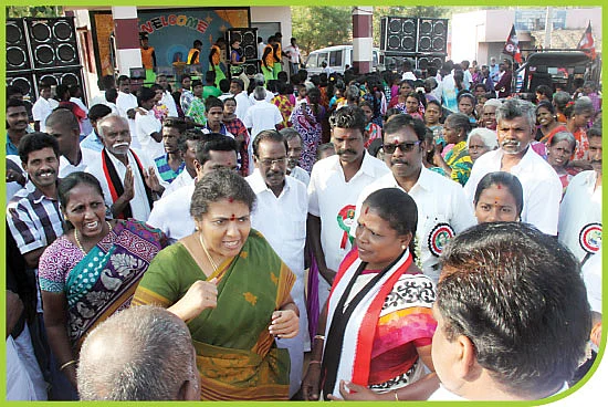குத்தாட்டம் போடும் டான்ஸர்கள்...