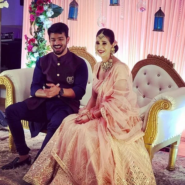 மஹத் - இந்திய அழகி பிராச்சிக்கு நிச்சயதார்த்தம்! - திருமண தேதி அறிவிக்கவில்லை