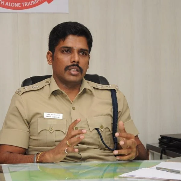 `சிரமமான வேலைதான், அதனால்தான் லீவ் கொடுத்திருக்கேன்!'- பெண் காவலர்களைக் குஷிப்படுத்திய எஸ்.பி