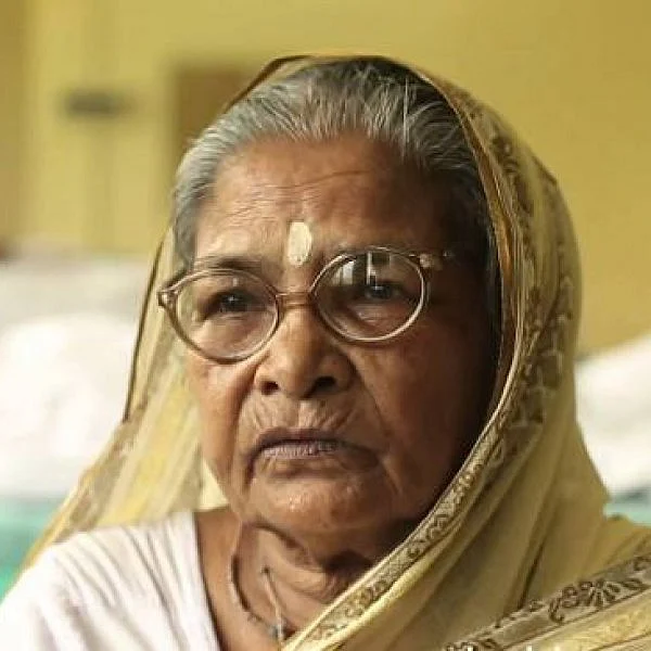 ``பிச்சையெடுத்தாவது என் மகனை மருத்துவராக்க நினைத்தேன்... கனவு பலித்தது!’’ - பத்மஸ்ரீ சுபாஷினி மிஸ்திரி
