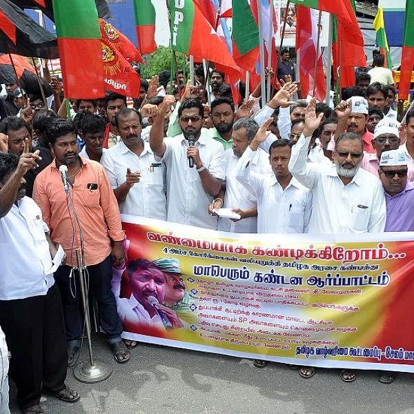 '17 வருஷம் வேலை; ரூ.3,200 சம்பளம்'- மனக்குமுறலில் துப்புரவுப் பணியாளர்கள்