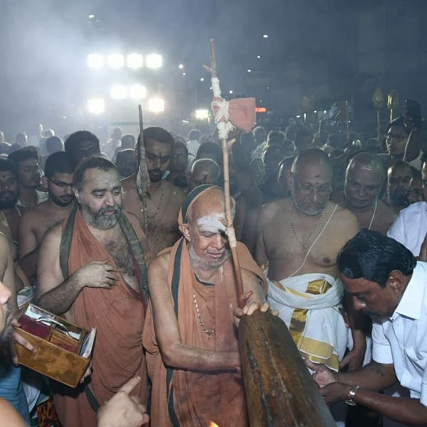 ஜெயேந்திரரிடம் கடைசியாக ஆசீர்வாதம் வாங்கிய வி.ஐ.பிகள்..!