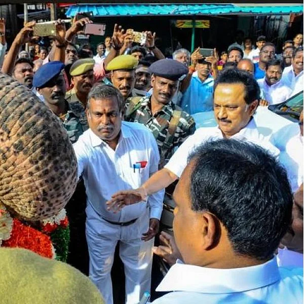 பூரண கும்ப மரியாதை... யானை ஆசீர்வாதம்... ஸ்ரீரங்கத்தில் ஸ்டாலினுக்கு நடந்த வரவேற்பு
