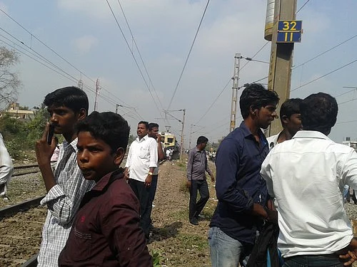 வேப்பம்பட்டில் ஓடும் ரயிலில் மாணவன் பலி: டிக்கெட் பரிசோதகரை கைது செய்யக் கோரி மாணவர்கள் மறியல்!