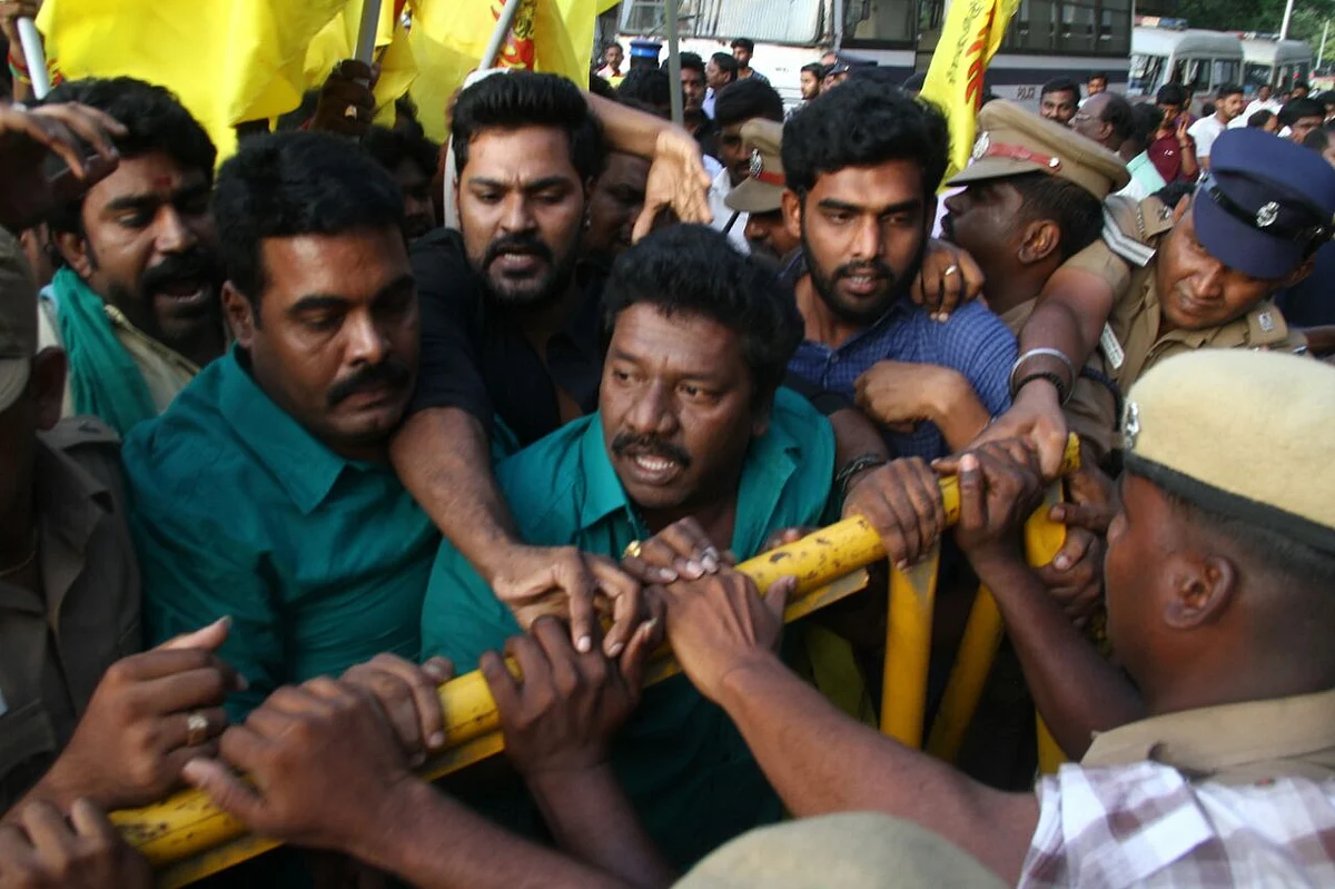பாரதிராஜா, சீமான், கருணாஸ் உள்ளிட்டவர்கள் கைது..! உச்சகட்ட பதற்றத்தில் சேப்பாக்கம் #liveupdate