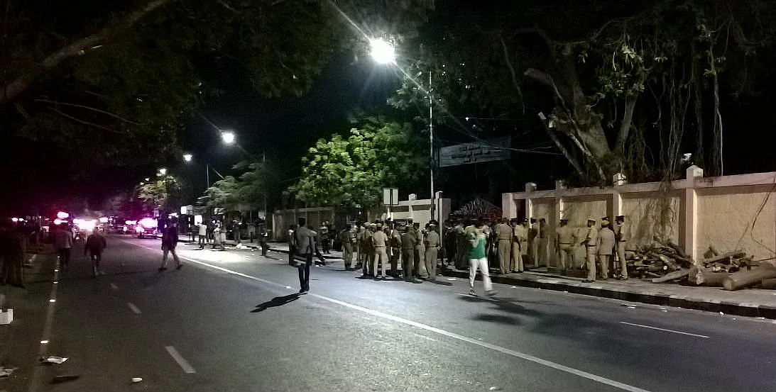 நள்ளிரவில் சட்டக்கல்லூரி மாணவர்களிடையே மோதல்