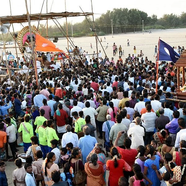 அதிபத்தரின் பக்தியைப் போற்றும் சிவனுக்குத் தங்க மீன் அர்ப்பணிக்கும் நிகழ்வு!