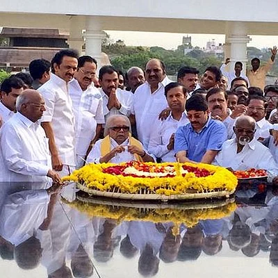 கருணாநிதி 92 ஆவது பிறந்தநாள்: தொண்டர்களிடம் வாழ்த்துப் பெற்றார்!