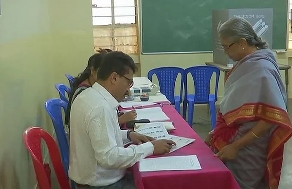 கர்நாடக தேர்தல் போர் - வாக்குப் பதிவு தொடங்கியது