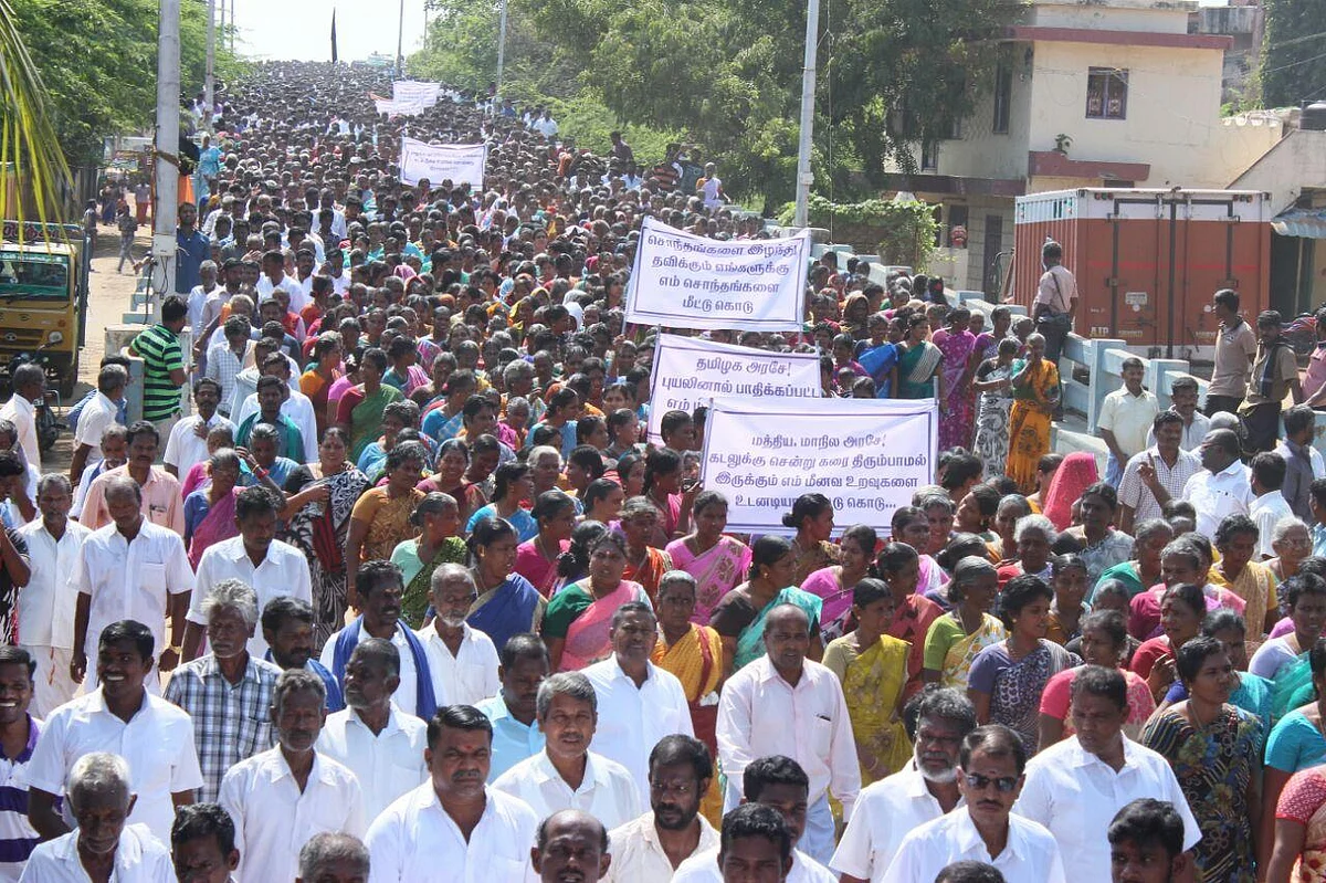 "மீனவர்களைப் படகிலேயே விட்டுட்டு வந்துட்டாங்க கடலோரக் காவல் படை!" - கரைக்குத் திரும்பியவர்களின் வாக்குமூலம் #SaveFishermen