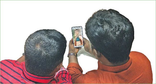 மொபைலில் நிர்வாணப் படம்... அல்லாடும் அபலை பெண்!