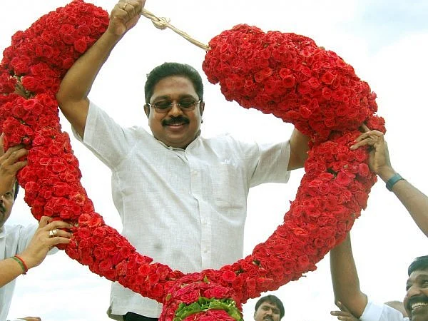 சசிகலாவை விட்டு விலகுகிறாரா தினகரன்? அறிக்கையின் பின்னணி என்ன?!
