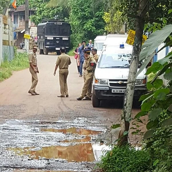 கேரளாவில் கம்யூனிஸ்ட் ஊர்வலத்தில் நாட்டுவெடிகுண்டு வீச்சு!