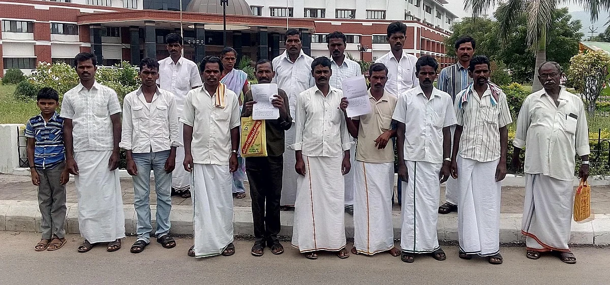 'மின்சாரத்துக்கு ரூ.3 லட்சம் லஞ்சம் கேட்கிறார்'- கலெக்டரிடம் புகார் அளித்த மலைக்கிராம மக்கள்
