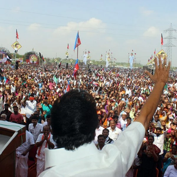 `சீட் கிடைக்காதுனு இருந்தார்; இப்போ அடிச்சுவிரட்டுறாங்க!' - கரூரில் தம்பிதுரையை வசைபாடிய மு.க.ஸ்டாலின்