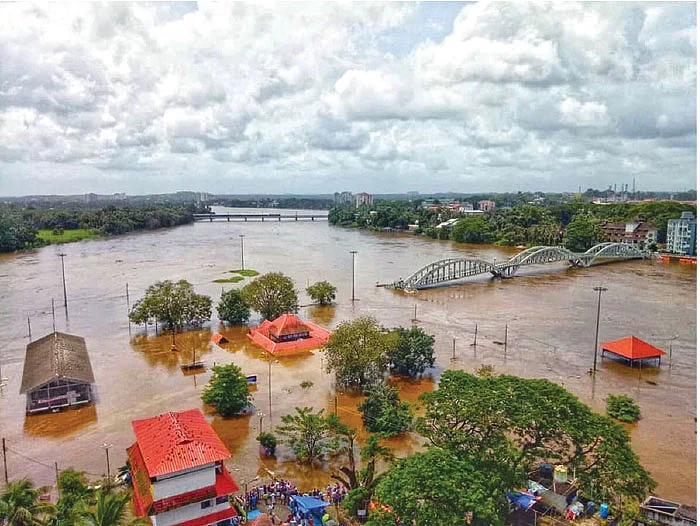 நீரில் மூழ்கிய கேரளம்... மண்ணில் புதைந்த மனிதர்கள்!