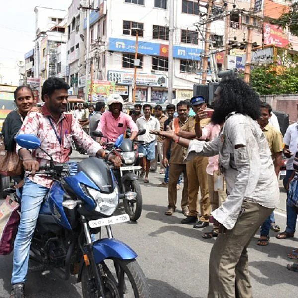 `நம்மை நம்பி குடும்பம் இருக்குன்னு நினைச்சாலே விபத்துகள் குறையும்!’ - `அகம்’ அக்கறை