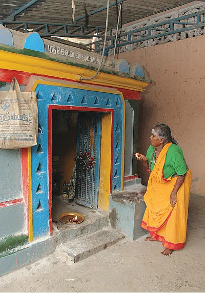 விளக்கேற்றும் பாட்டி!