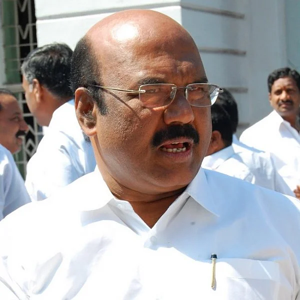 `முன்வைத்த காலை பின் வைக்க மாட்டோம்!' - சசிகலா விவகாரத்தில் கலகலத்த ஜெயக்குமார்