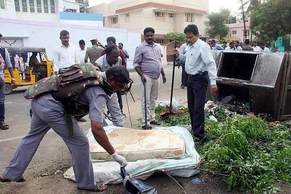 மதுரை குப்பைத் தொட்டியில் வெடிகுண்டுகள்: வரிச்சூர் செல்வம் சரண்!