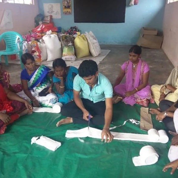 `கவனிச்சாங்க, வீடியோ எடுத்தாங்க, தொழிலைத் தொடங்கிட்டாங்க!'- பூரிக்கும் `நாப்கின்' தயாரிப்பு வள்ளி