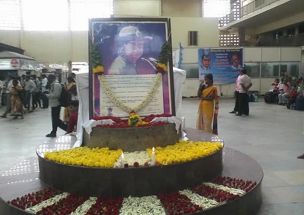 சென்ட்ரல் ரயில் நிலையத்தில் கலாமுக்கு பயணிகள் மலர் தூவி அஞ்சலி!