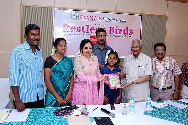 சிறுகதை தொகுப்பை ஆங்கிலத்தில் வெளியிட்டு 5ஆம் வகுப்பு மாணவி சாதனை!