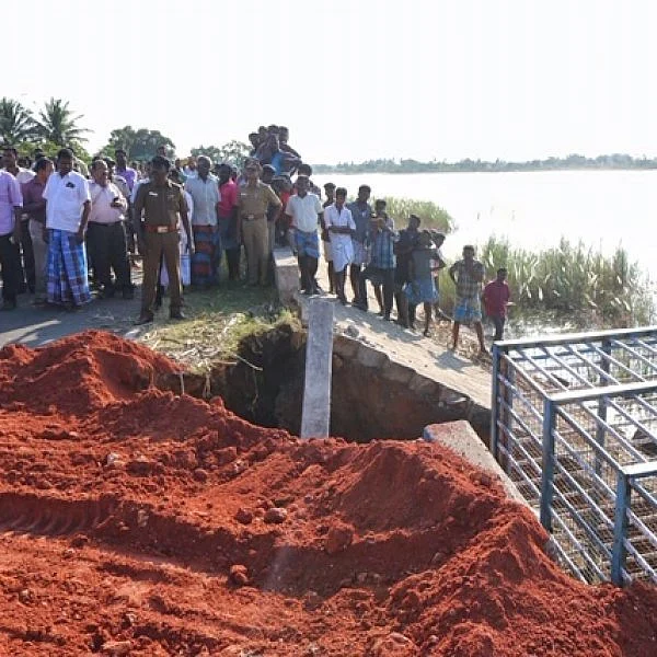 வீராணம் ஏரிக்கரையில் பாசன மதகு உடைப்பு! - போக்குவரத்து நிறுத்தம்