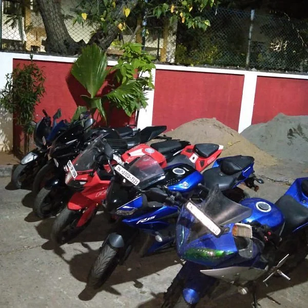 லட்ச ரூபாய் பைக்கைத் திருடுவதுதான் இலக்கு - சிக்கிய கல்லூரி மாணவர், சிறுவர்கள்