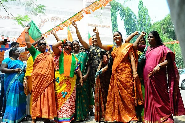 தமிழக பா.ஜ.க அலுவலகத்தில் கொண்டாட்டம்! (படங்கள்)