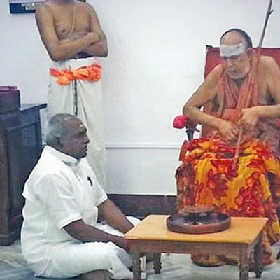 நாற்காலியில் சுப்பிரமணியன் சுவாமி... தரையில் பொன்.ராதாகிருஷ்ணன்