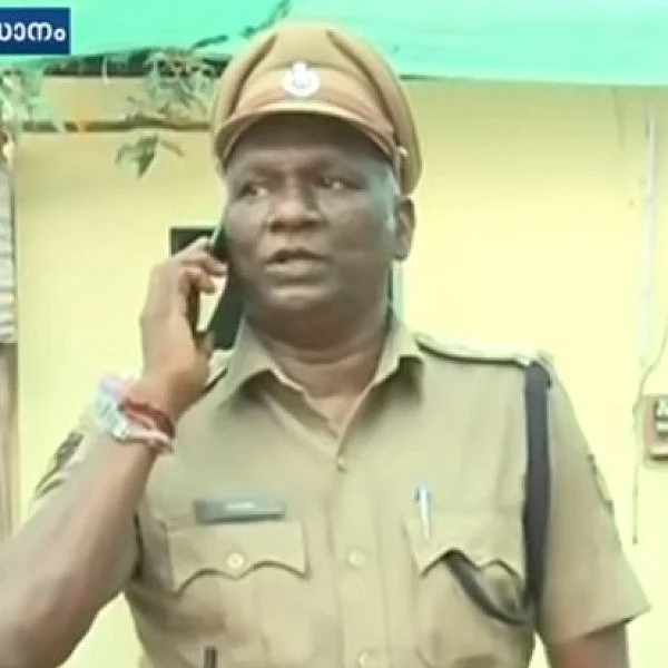 சபரிமலையில் போலீஸ் டூட்டி... இவரை யார் என்று தெரிகிறதா?