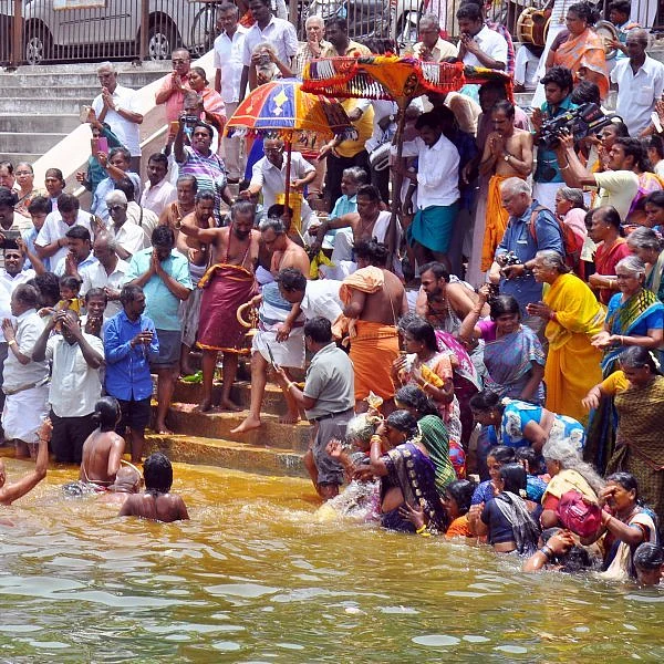 கும்பகோணத்தில் களைகட்டிய ஆடிப்பூரம்! - மகாமகக் குளத்தில் புனித நீராடி பக்தர்கள் பரவசம்