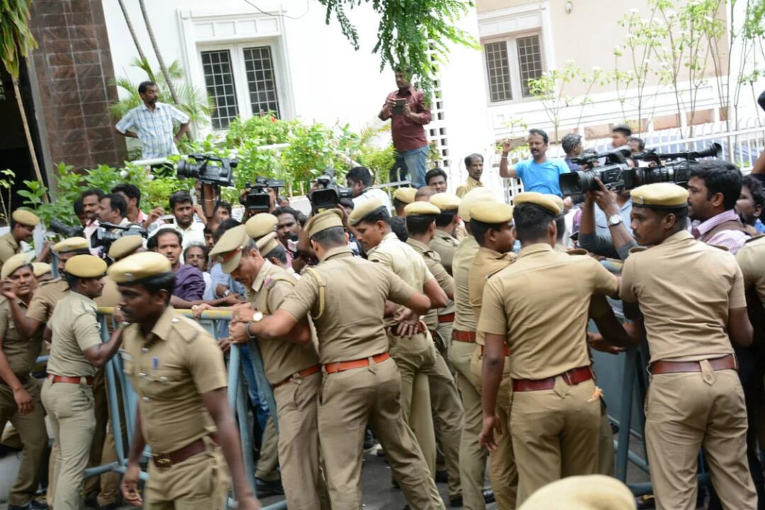 போயஸ் கார்டனில் செய்தியாளர்கள் தாக்கப்பட்ட விவகாரத்தில் வழக்குப் பதிவு!