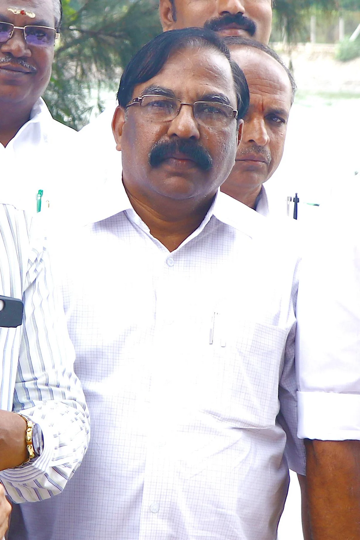`ரூ.25 கோடி ஒப்பந்தப் பணிக்காகக் கே.ஆர்.பி அணையின் ஷட்டர் உடைக்கப்பட்டதா?' - கொதிக்கும் விவசாயிகள்