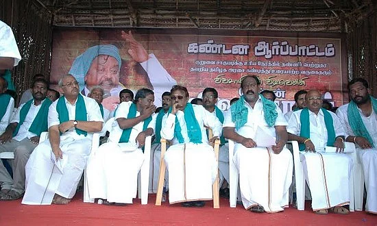 'பத்திரிகை, வாட்ஸ் அப்பெல்லாம் பார்க்காதீங்க மக்களே...!'- தொண்டர்களுக்கு விஜயகாந்த் அறிவுரை